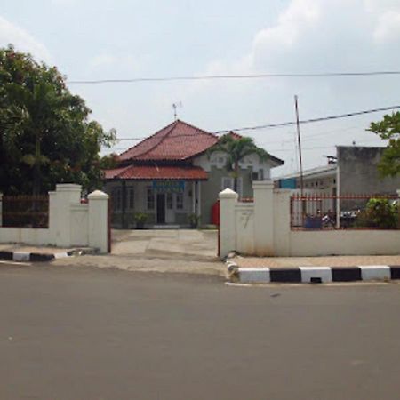 Oyo 90865 Hotel Kusuma Purwakarta Karawang Εξωτερικό φωτογραφία