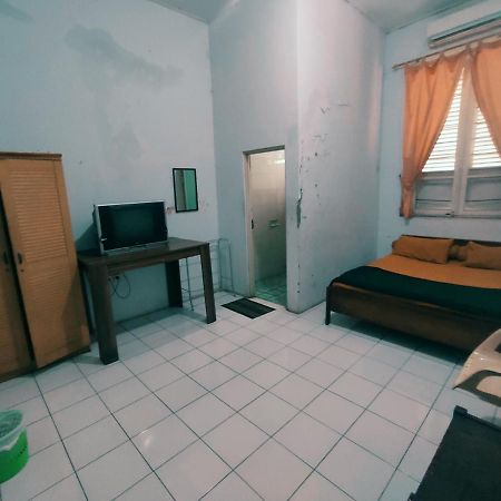 Oyo 90865 Hotel Kusuma Purwakarta Karawang Εξωτερικό φωτογραφία