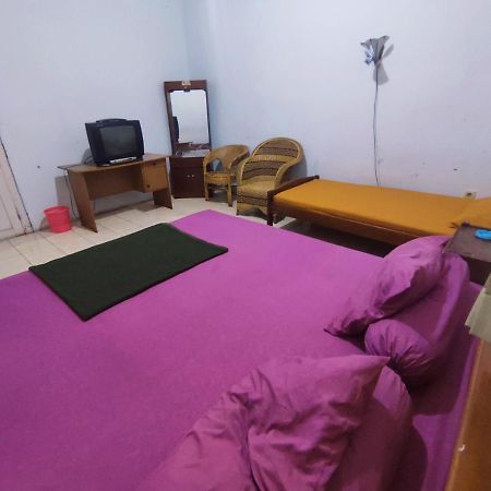 Oyo 90865 Hotel Kusuma Purwakarta Karawang Εξωτερικό φωτογραφία