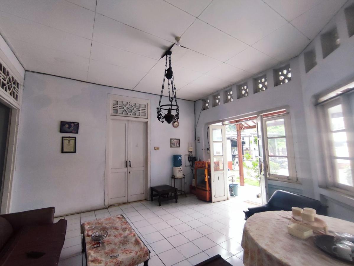 Oyo 90865 Hotel Kusuma Purwakarta Karawang Εξωτερικό φωτογραφία