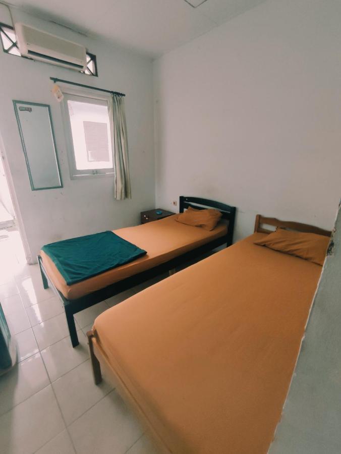 Oyo 90865 Hotel Kusuma Purwakarta Karawang Εξωτερικό φωτογραφία