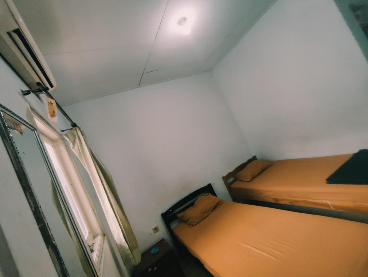 Oyo 90865 Hotel Kusuma Purwakarta Karawang Εξωτερικό φωτογραφία