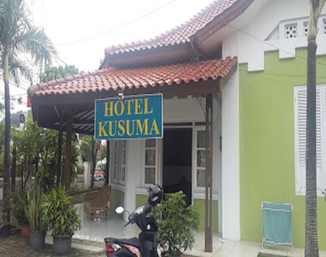 Oyo 90865 Hotel Kusuma Purwakarta Karawang Εξωτερικό φωτογραφία
