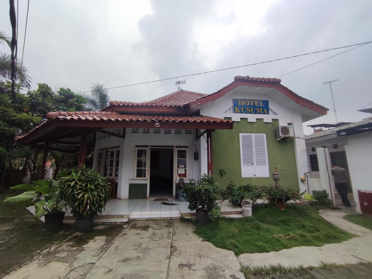 Oyo 90865 Hotel Kusuma Purwakarta Karawang Εξωτερικό φωτογραφία