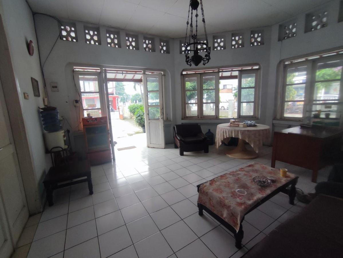 Oyo 90865 Hotel Kusuma Purwakarta Karawang Εξωτερικό φωτογραφία