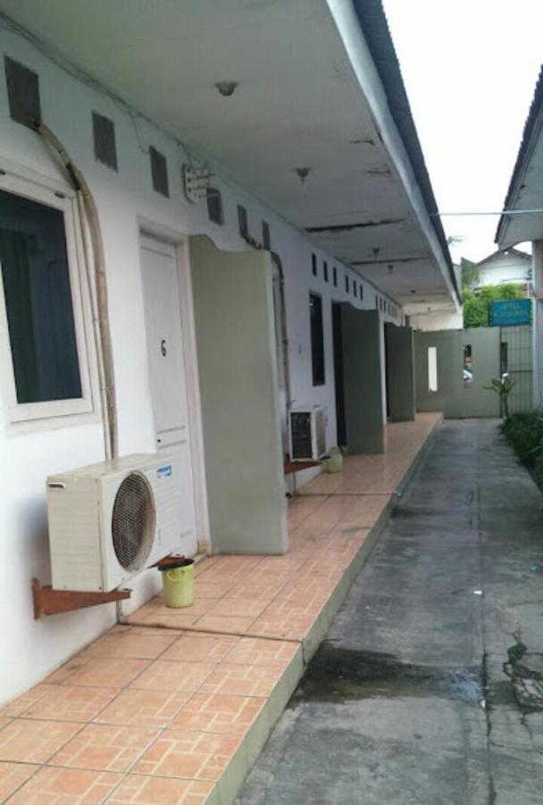Oyo 90865 Hotel Kusuma Purwakarta Karawang Εξωτερικό φωτογραφία