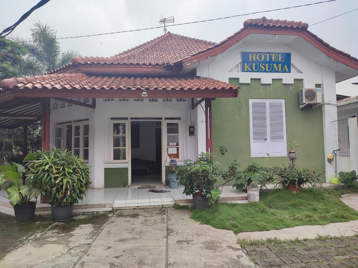 Oyo 90865 Hotel Kusuma Purwakarta Karawang Εξωτερικό φωτογραφία