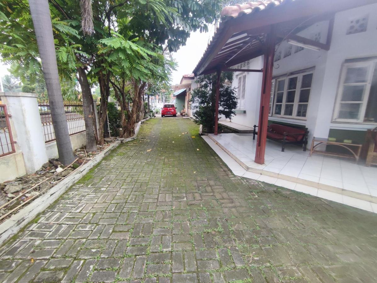 Oyo 90865 Hotel Kusuma Purwakarta Karawang Εξωτερικό φωτογραφία