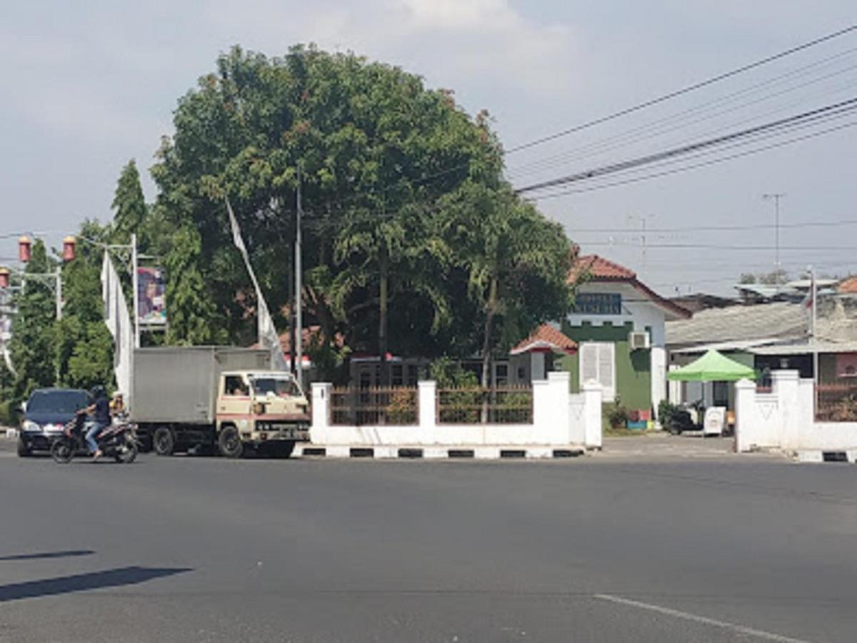 Oyo 90865 Hotel Kusuma Purwakarta Karawang Εξωτερικό φωτογραφία