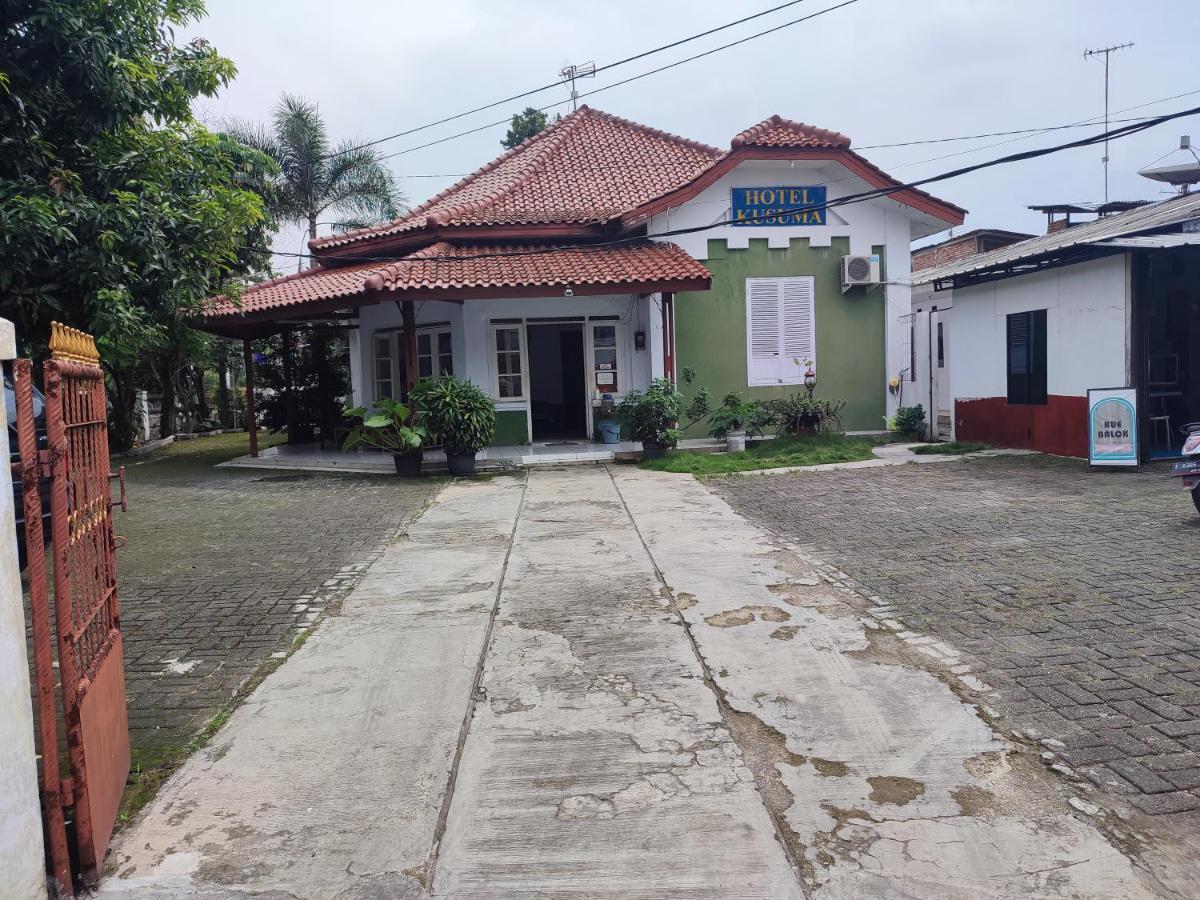 Oyo 90865 Hotel Kusuma Purwakarta Karawang Εξωτερικό φωτογραφία