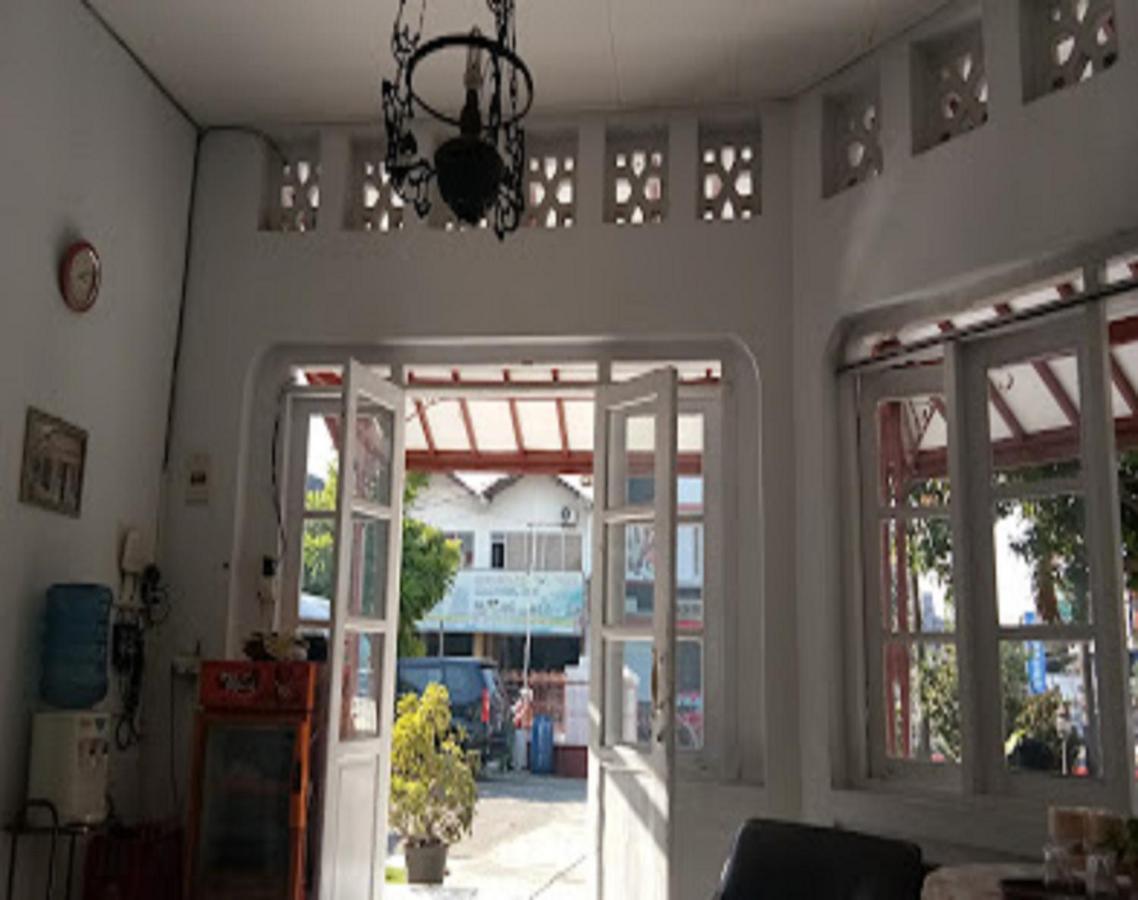 Oyo 90865 Hotel Kusuma Purwakarta Karawang Εξωτερικό φωτογραφία