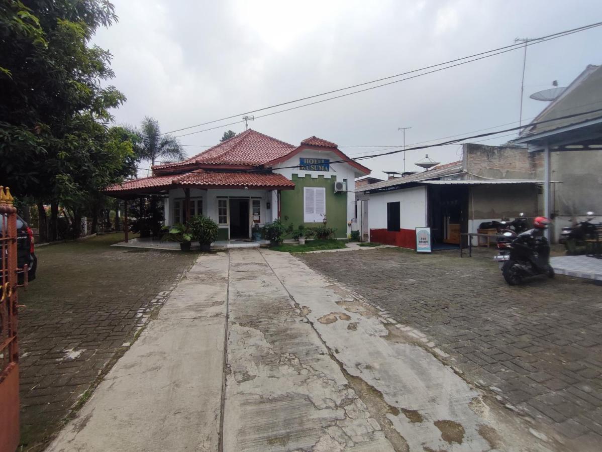 Oyo 90865 Hotel Kusuma Purwakarta Karawang Εξωτερικό φωτογραφία