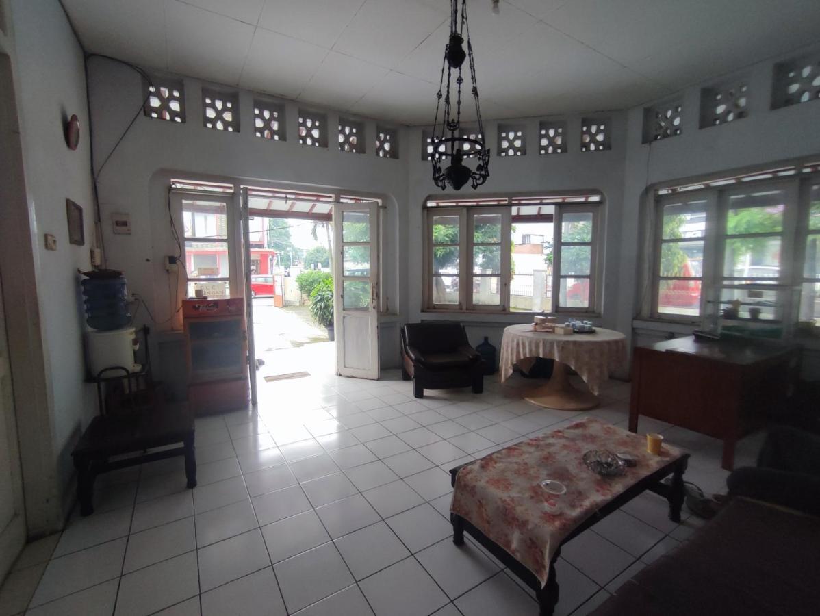 Oyo 90865 Hotel Kusuma Purwakarta Karawang Εξωτερικό φωτογραφία