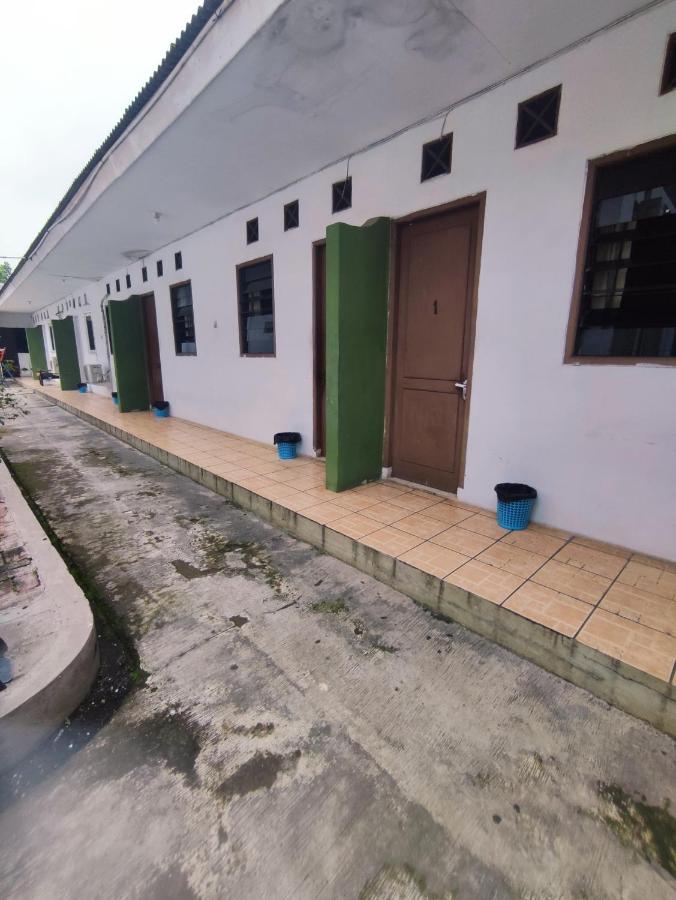 Oyo 90865 Hotel Kusuma Purwakarta Karawang Εξωτερικό φωτογραφία