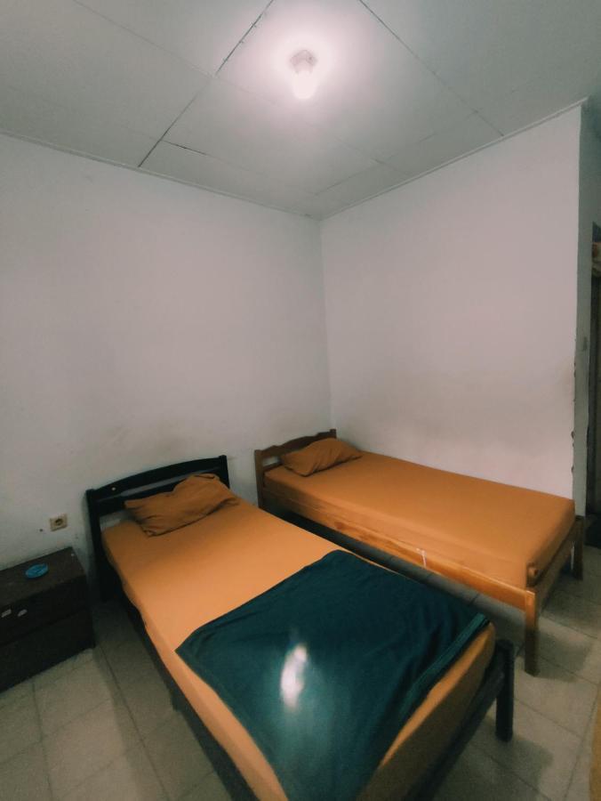 Oyo 90865 Hotel Kusuma Purwakarta Karawang Εξωτερικό φωτογραφία