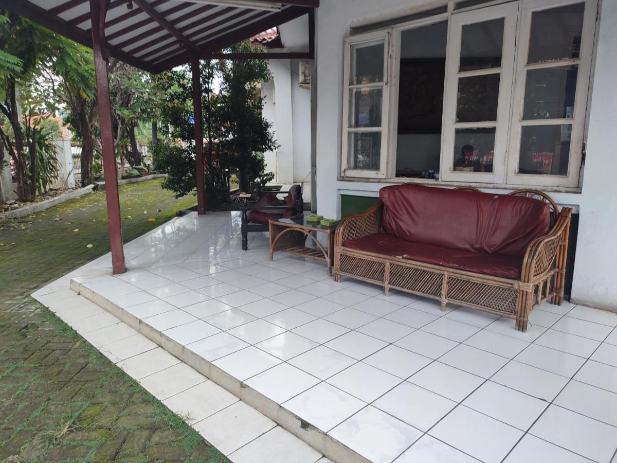 Oyo 90865 Hotel Kusuma Purwakarta Karawang Εξωτερικό φωτογραφία