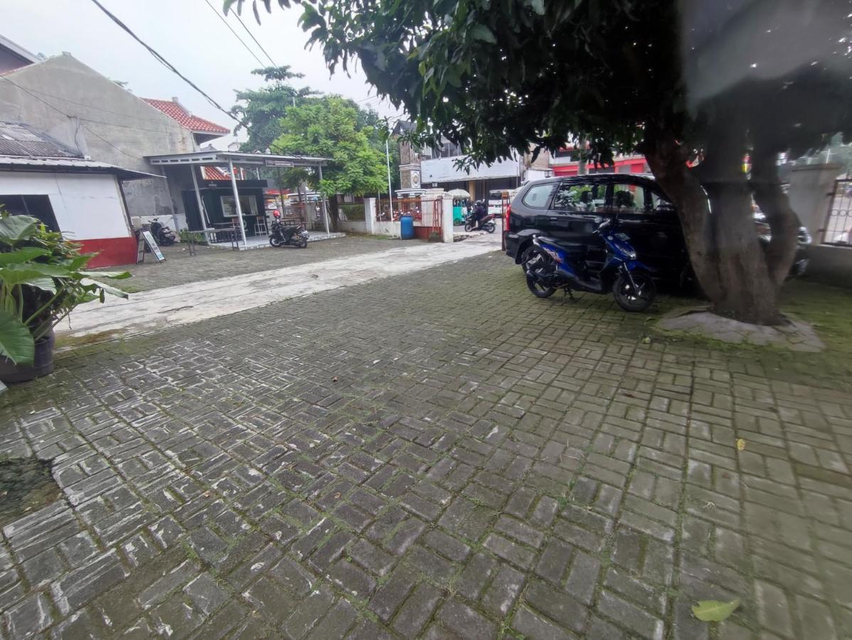 Oyo 90865 Hotel Kusuma Purwakarta Karawang Εξωτερικό φωτογραφία