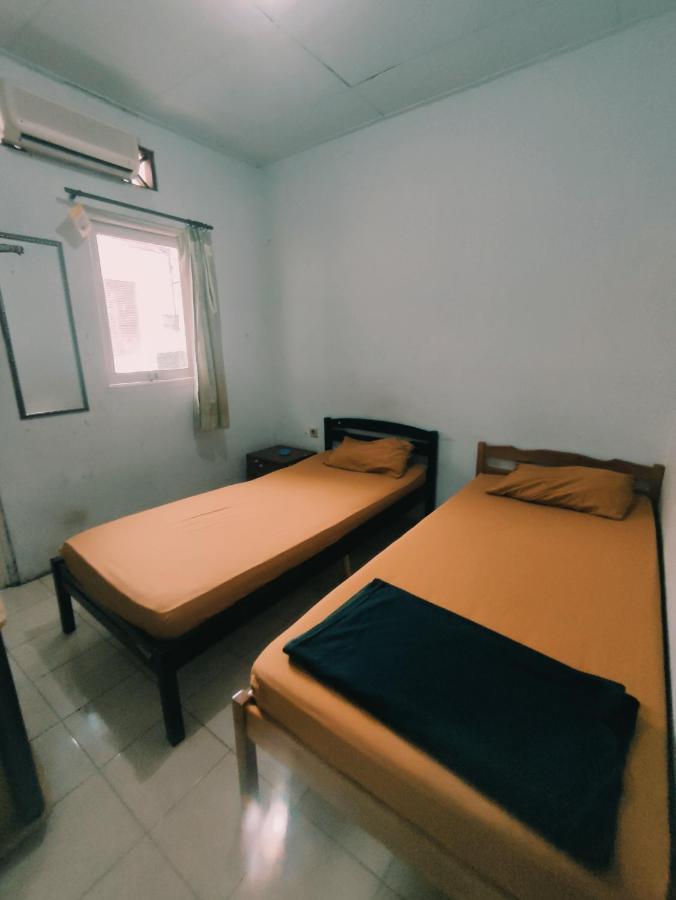 Oyo 90865 Hotel Kusuma Purwakarta Karawang Εξωτερικό φωτογραφία