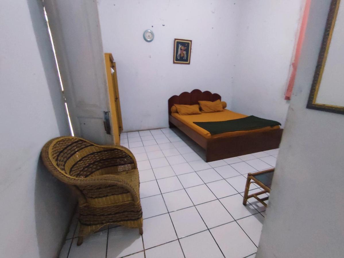 Oyo 90865 Hotel Kusuma Purwakarta Karawang Εξωτερικό φωτογραφία