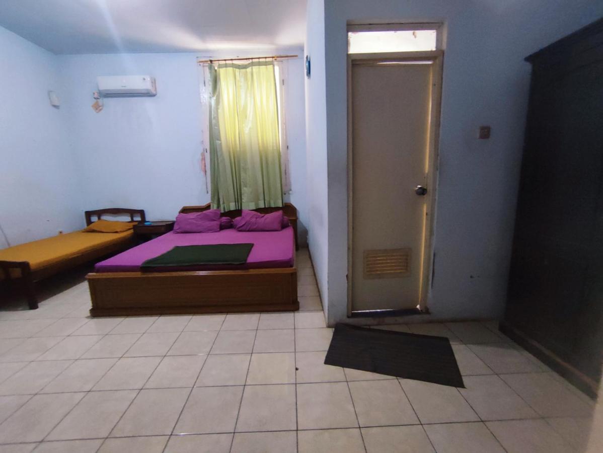 Oyo 90865 Hotel Kusuma Purwakarta Karawang Εξωτερικό φωτογραφία