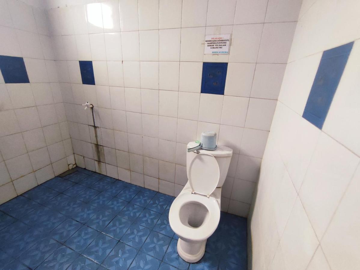 Oyo 90865 Hotel Kusuma Purwakarta Karawang Εξωτερικό φωτογραφία