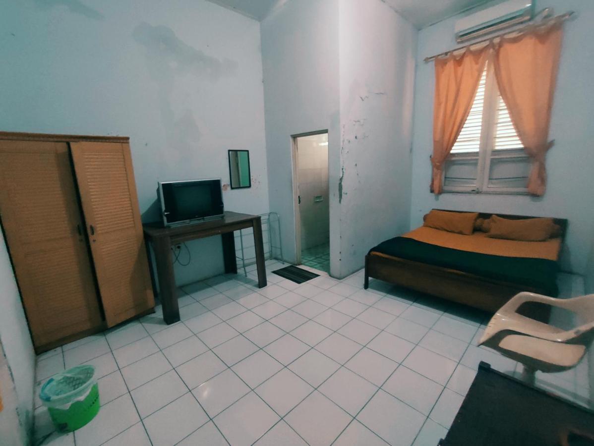 Oyo 90865 Hotel Kusuma Purwakarta Karawang Εξωτερικό φωτογραφία