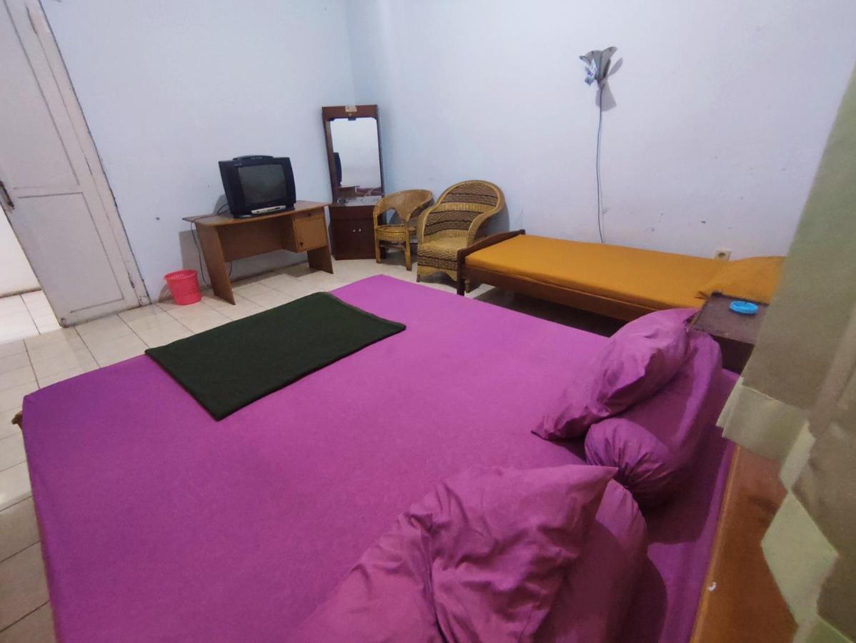 Oyo 90865 Hotel Kusuma Purwakarta Karawang Εξωτερικό φωτογραφία