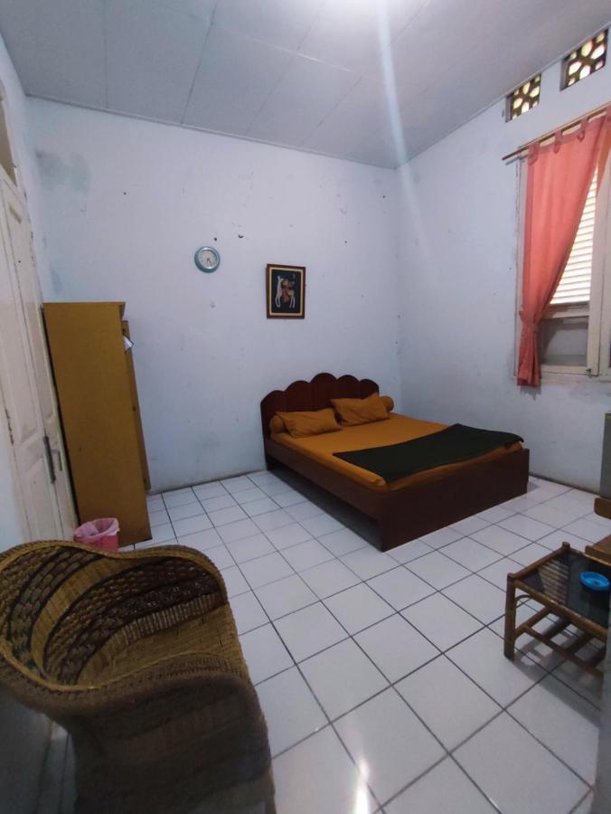 Oyo 90865 Hotel Kusuma Purwakarta Karawang Εξωτερικό φωτογραφία